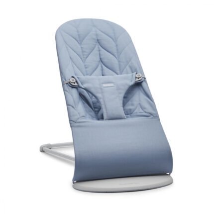 Balansoar Bliss BabyBjorn Blue cu aspect delicat de petala tesatura matlasata