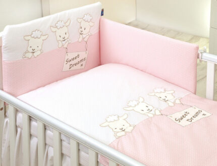 Set lenjerie din bumbac cu protectie laterala pentru pat bebelusi Sweet Dreams Pink 120x60 cm